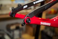 2015-trek-session-99-carbon-fiber-derailleur-hanger-axle.jpg 2015-trek-session-99-carbon-fiber-derailleur-hanger-axle.jpg