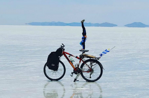 El 40% del tiempo, el ciclista ha recorrido los distintos países "casi sin un peso". Foto: José Pou