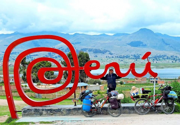 José Pou visitó Perú y no perdió la oportunidad de sacarse una foto en el clásico cartel. Foto: José Pou